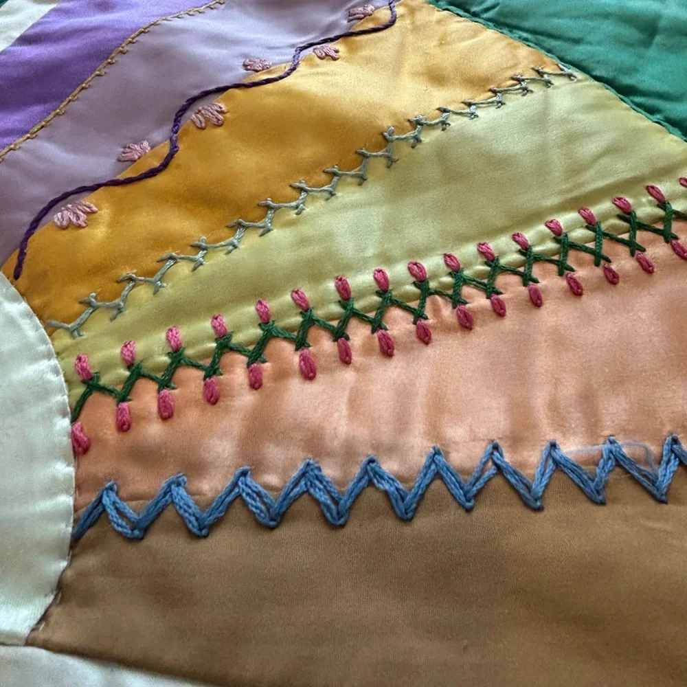 🤩 Vintage Grandmother Queen SZ Satin Embroidered Fan Patchwork Handmade Quilt
